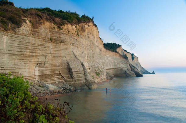 海湾海滩美丽的蓝色斗篷