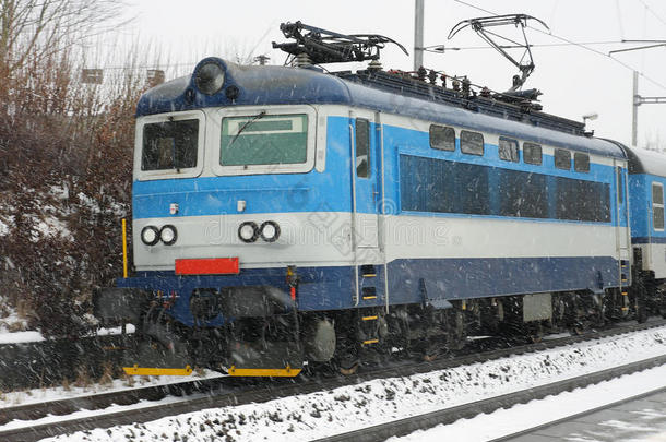 捷克火车站在冬天和火车在暴风雪中
