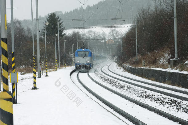 捷克火车站在冬天和火车在暴风雪中