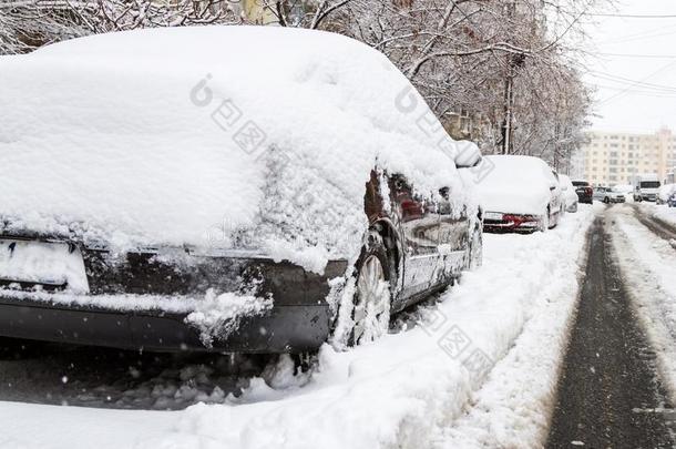 暴风雨后，汽车在停车场上覆盖着雪