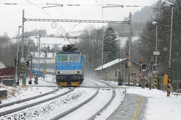 捷克火车<strong>站在</strong>冬天和火车在暴风<strong>雪中</strong>