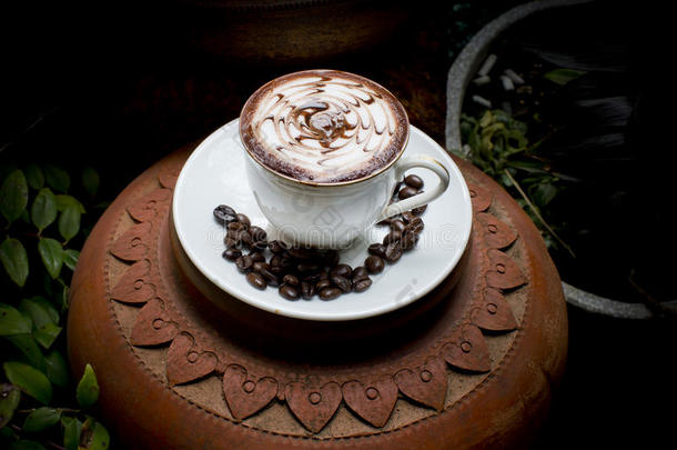 热咖啡加咖啡豆上的艺术拿铁。