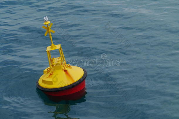 地中海上的一个黄色浮标