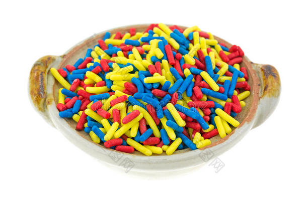 五颜六色的糖果撒在一个小碗里