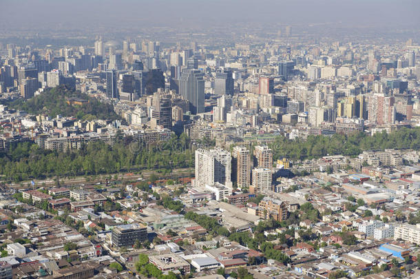 从智利<strong>圣地亚哥</strong>的圣克里斯托瓦尔山鸟瞰有蓝色烟雾的<strong>圣地亚哥</strong>市。
