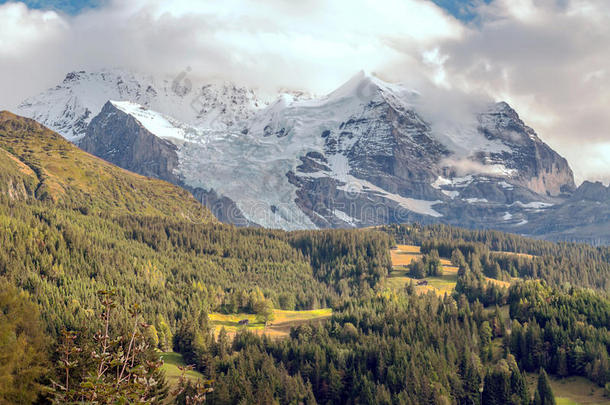 突然的阿尔卑斯山秋天背景美丽的