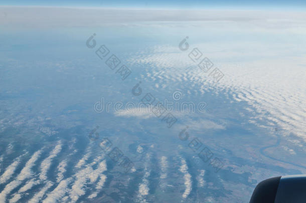 天空。飞机在云层中飞行时的窗外景色
