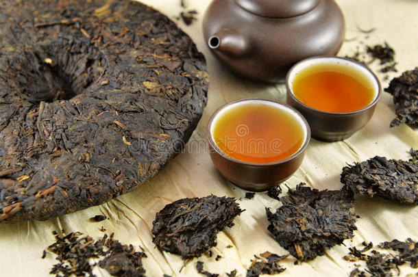 亚洲普洱茶仍然生活在餐具和干叶