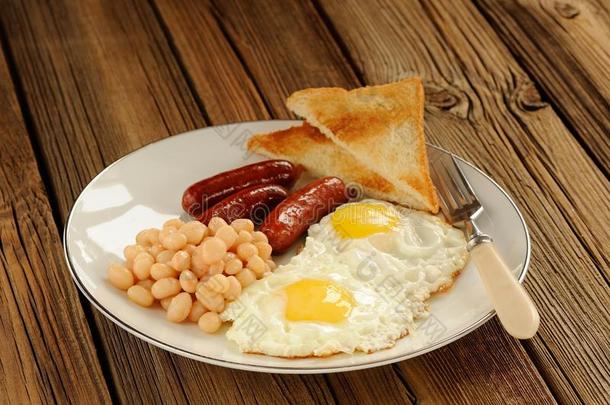 丰盛的英式早餐，包括鸡蛋、香肠、豆类、烤面包