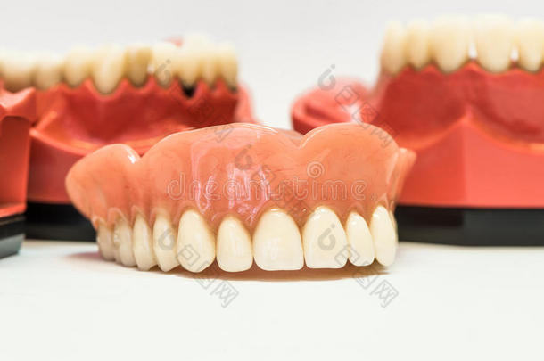 牙齿假牙分离在白色