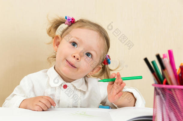 <strong>幼儿</strong>园<strong>幼儿</strong>园可爱的小女孩用彩色铅笔和毛毡笔画画