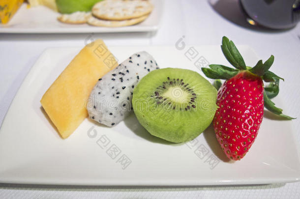 新鲜水果放在盘子里