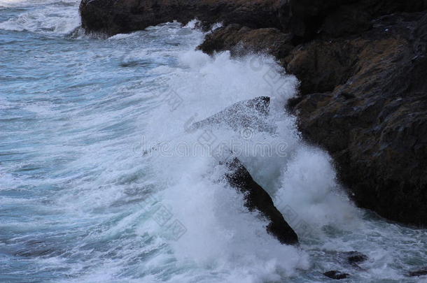 佛罗伦萨俄勒冈州汹涌的海浪撞击岩石