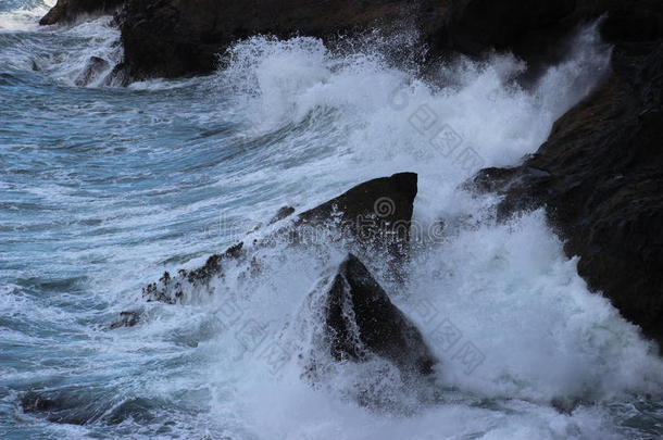 佛罗伦萨俄勒冈州<strong>汹涌</strong>的<strong>海浪</strong>撞击岩石