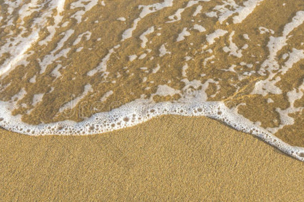 沙滩上的一<strong>条带</strong>着柔波的沙滩。 自然。