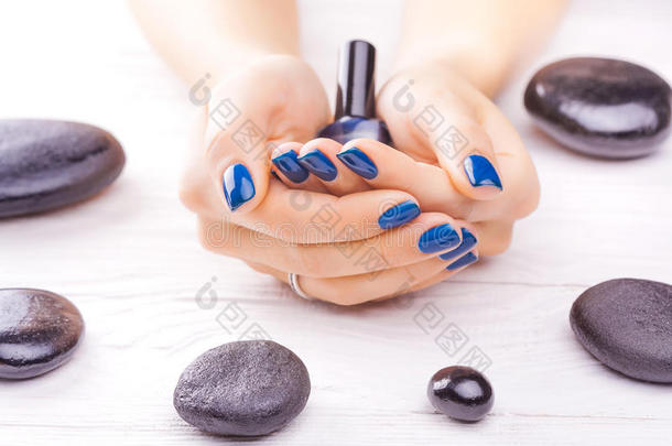 蓝色指甲和黑色石头