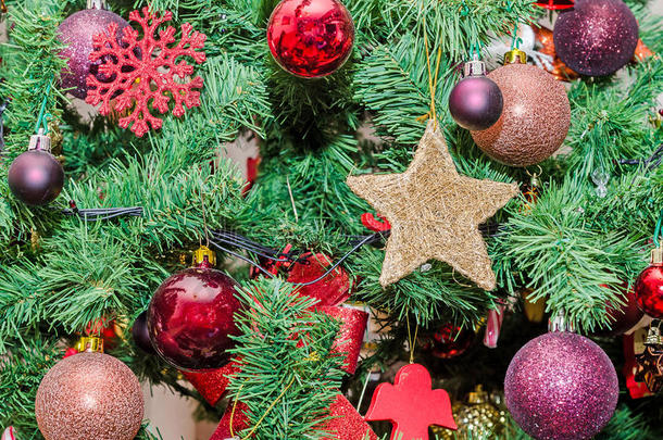 绿色圣诞树的细节与彩色装饰品，球体，星星