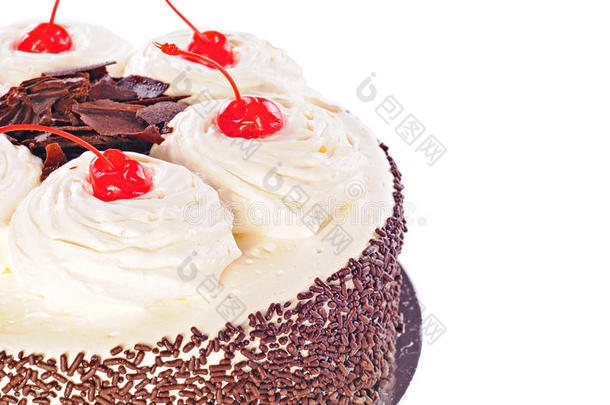 <strong>蛋糕黑森林</strong>与鲜奶油，糖果樱桃和巧克力，在白色背景