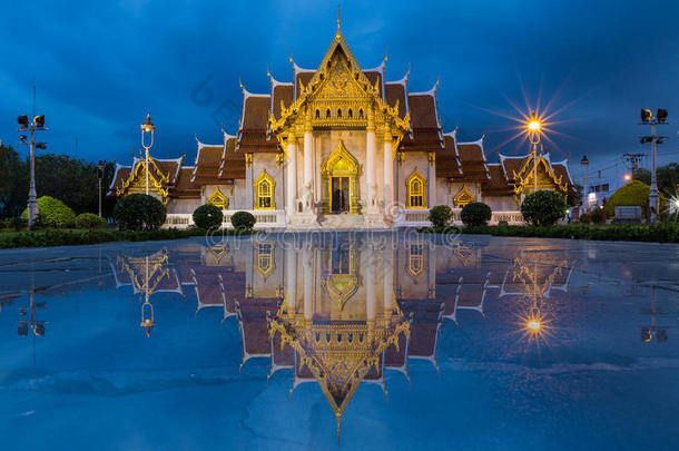 美丽的泰国寺庙，黄昏的大理石寺庙