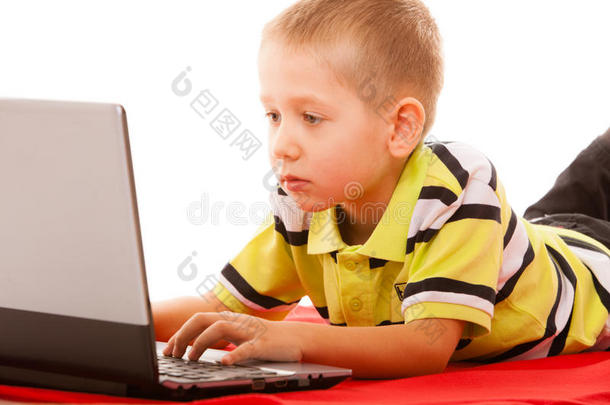 教育，科技互联网-带笔记本电脑的小男孩