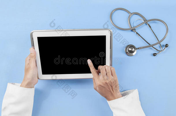 医生双手触摸空平板电脑屏幕
