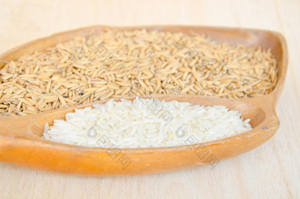 不同的<strong>稻</strong>谷和生米在木碗里。