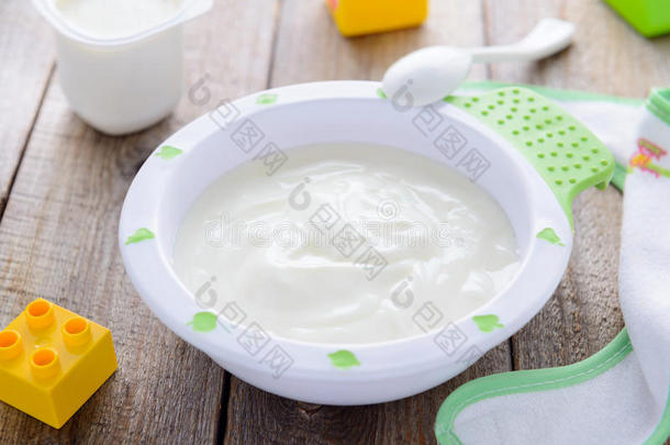 儿童`健康食品：盘子里的新鲜酸奶