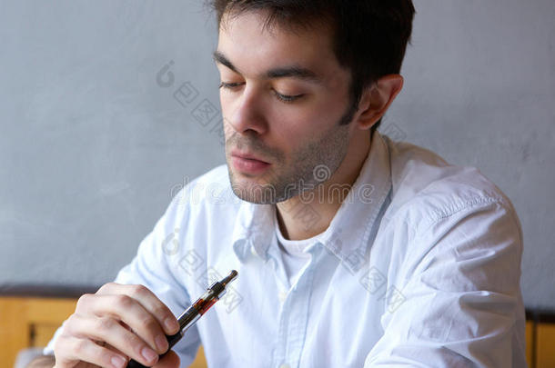 成人可供替代的电池墨盒香烟