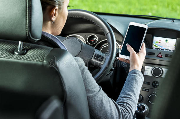 司机在车上使用智能手机和gps导航
