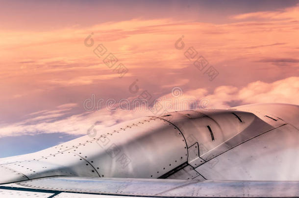 飞机引擎从飞机窗口俯瞰日落云彩。过滤图像
