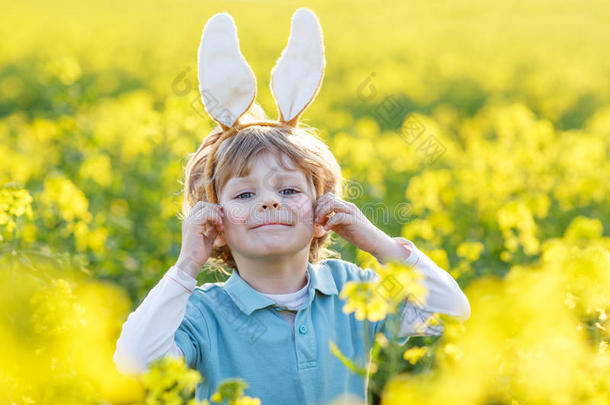 有趣的孩子3年的复活节兔子耳朵，庆祝复活节