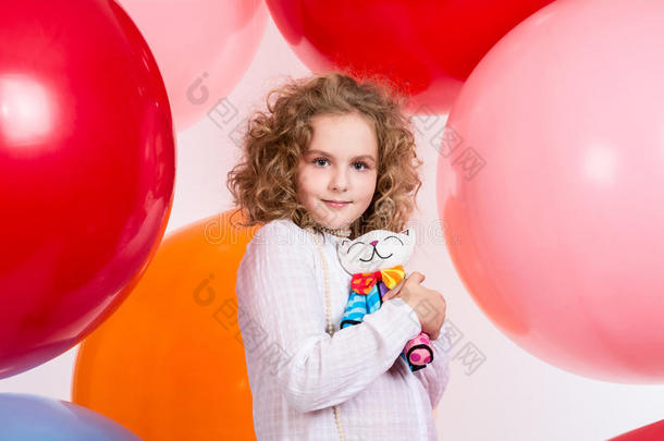 漂亮的十几岁的女孩，手里拿着一个柔软的玩具，手里拿着一个大橡胶棒