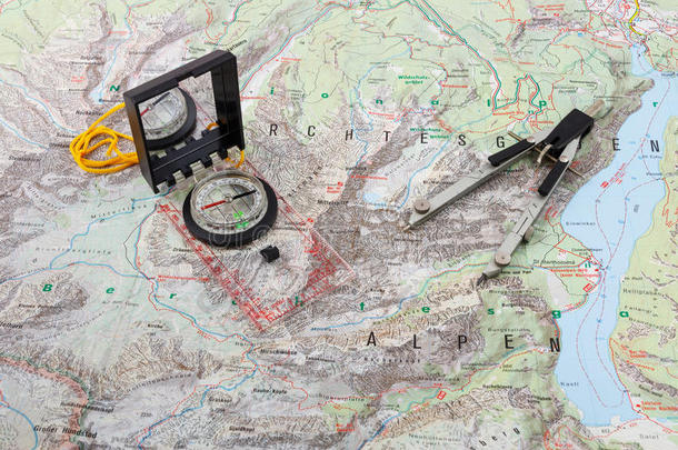 徒步旅行地图上的指南针和分压器卡尺