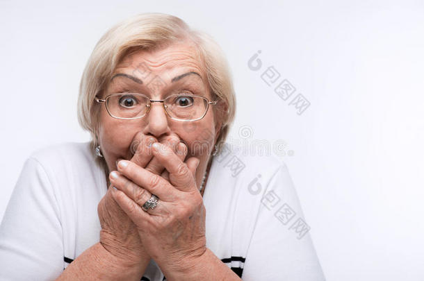 老妇人用嘴、耳朵和眼睛闭上
