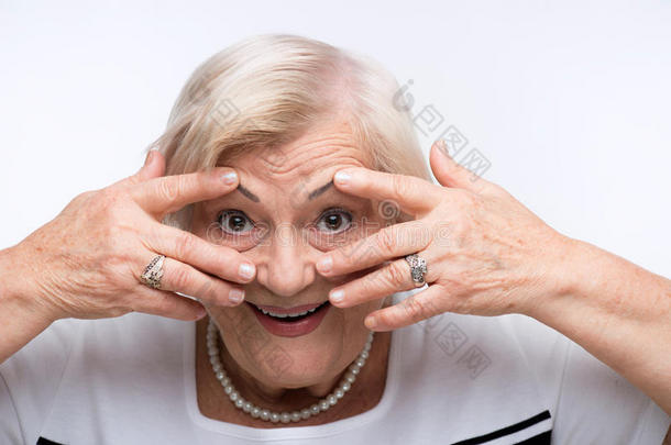 老妇人用嘴、耳朵和眼睛闭上