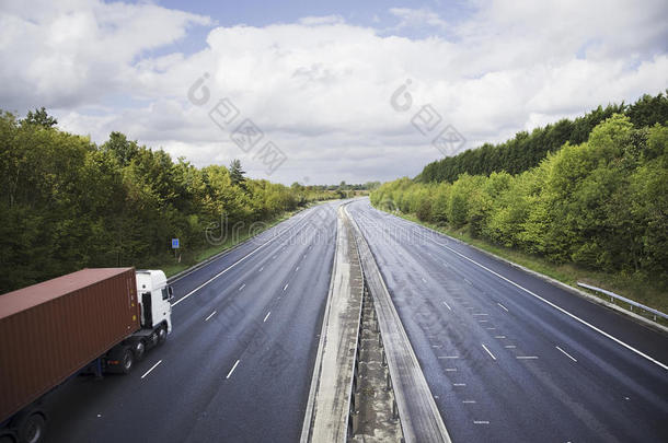 高速公路通勤开车空的快速的