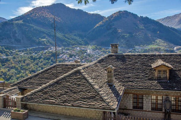 埃皮鲁斯，梅索沃镇的屋顶和山谷