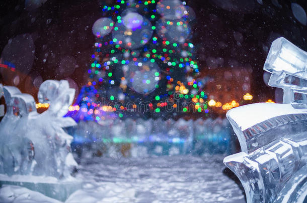 雪夜里被冰雕包围的圣诞树