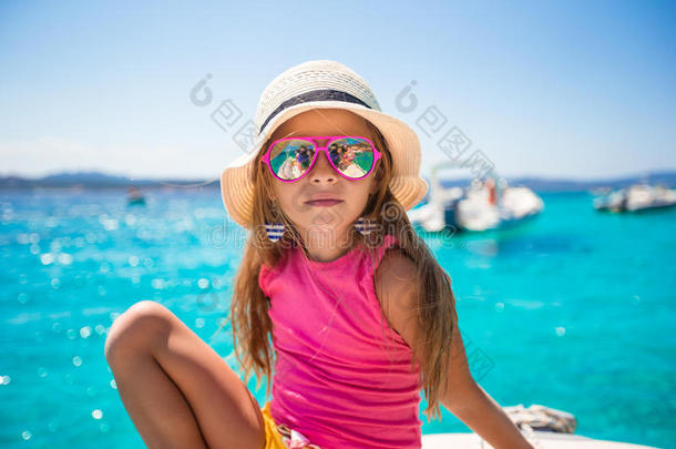可爱的小女孩喜欢在船上航行