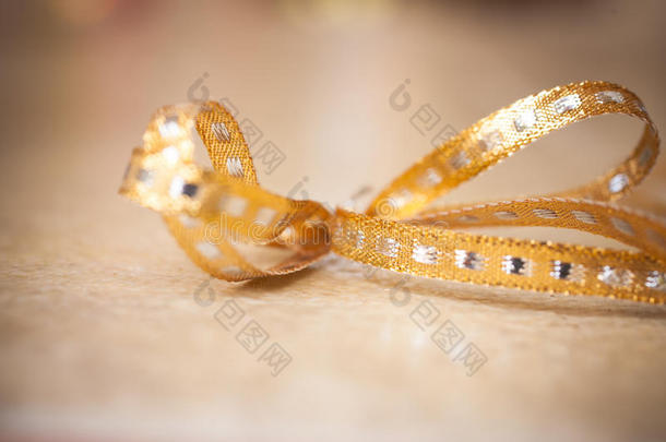 鞠躬。 金色缎子礼物蝴蝶结。 丝带。 圣诞节