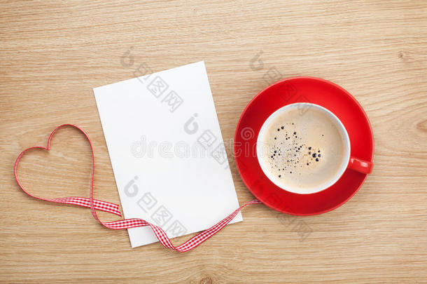 空白情人节贺卡和红色咖啡杯