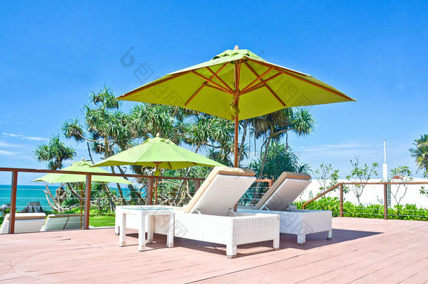 海滩伞和日光浴座位在一个热带酒店，位于哥斯达黎加地区尼甘博，斯里兰卡
