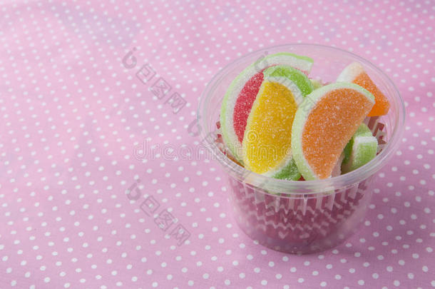 糖果。 果冻糖果在杯子的背景上。 果冻糖果