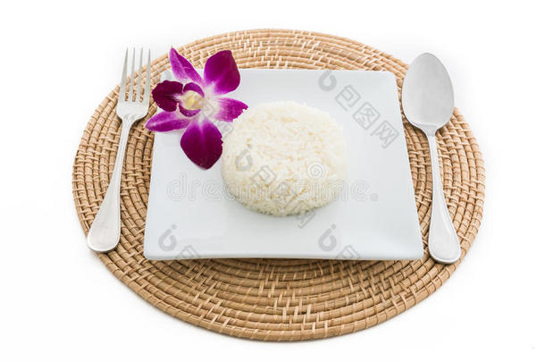 <strong>用勺子</strong>和叉子在白菜和兰花上煮米饭