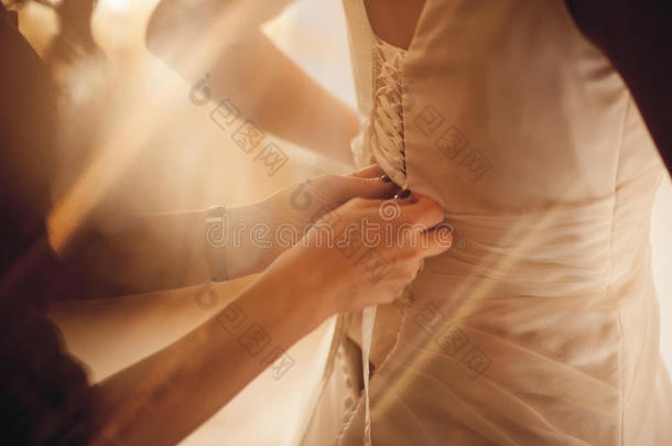 新娘穿婚纱