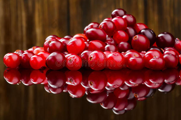 木制背景上新鲜的红色蔓越莓。