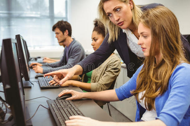 有吸引力的老师在<strong>计算机课</strong>上帮助她的学生