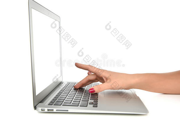 双手在键盘电脑笔记本电脑上打字，空白空格