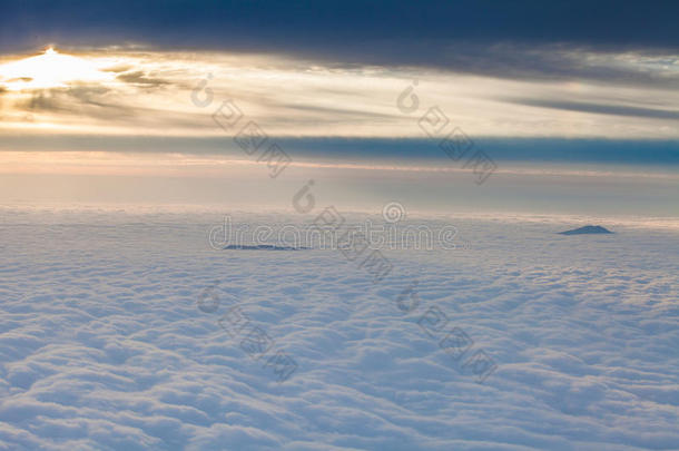 空气海拔高度地区明亮的云