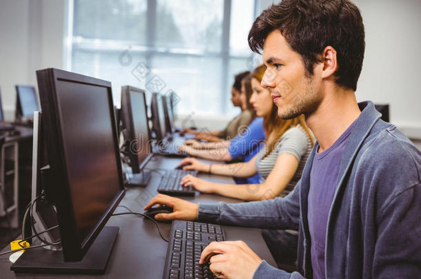 专注于计算机课的学生